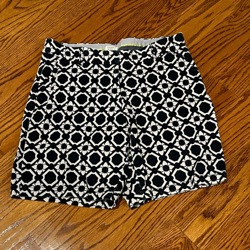crown & ivy Black and White Geometric Print Shorts